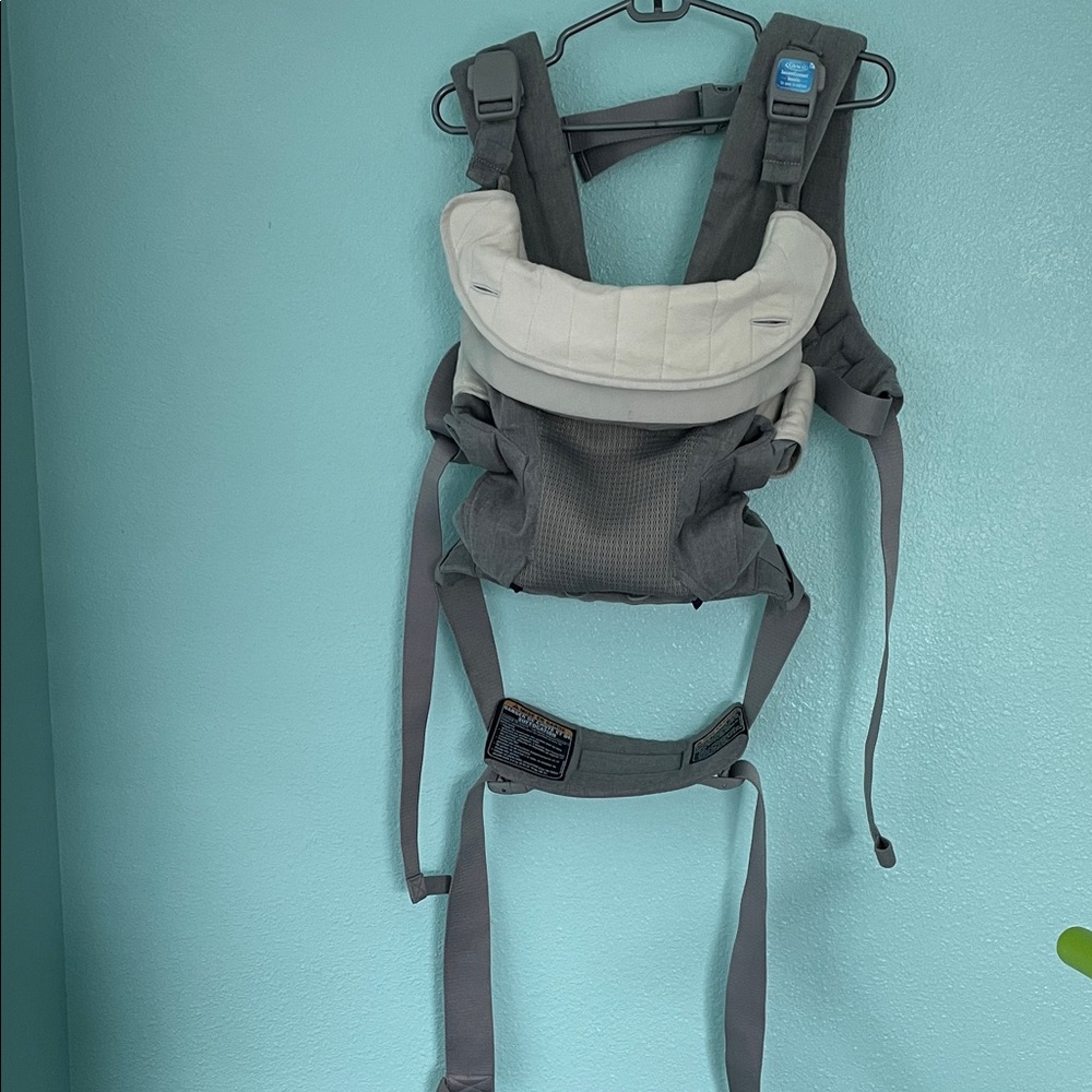 Graco Carrier in Gray and Cream